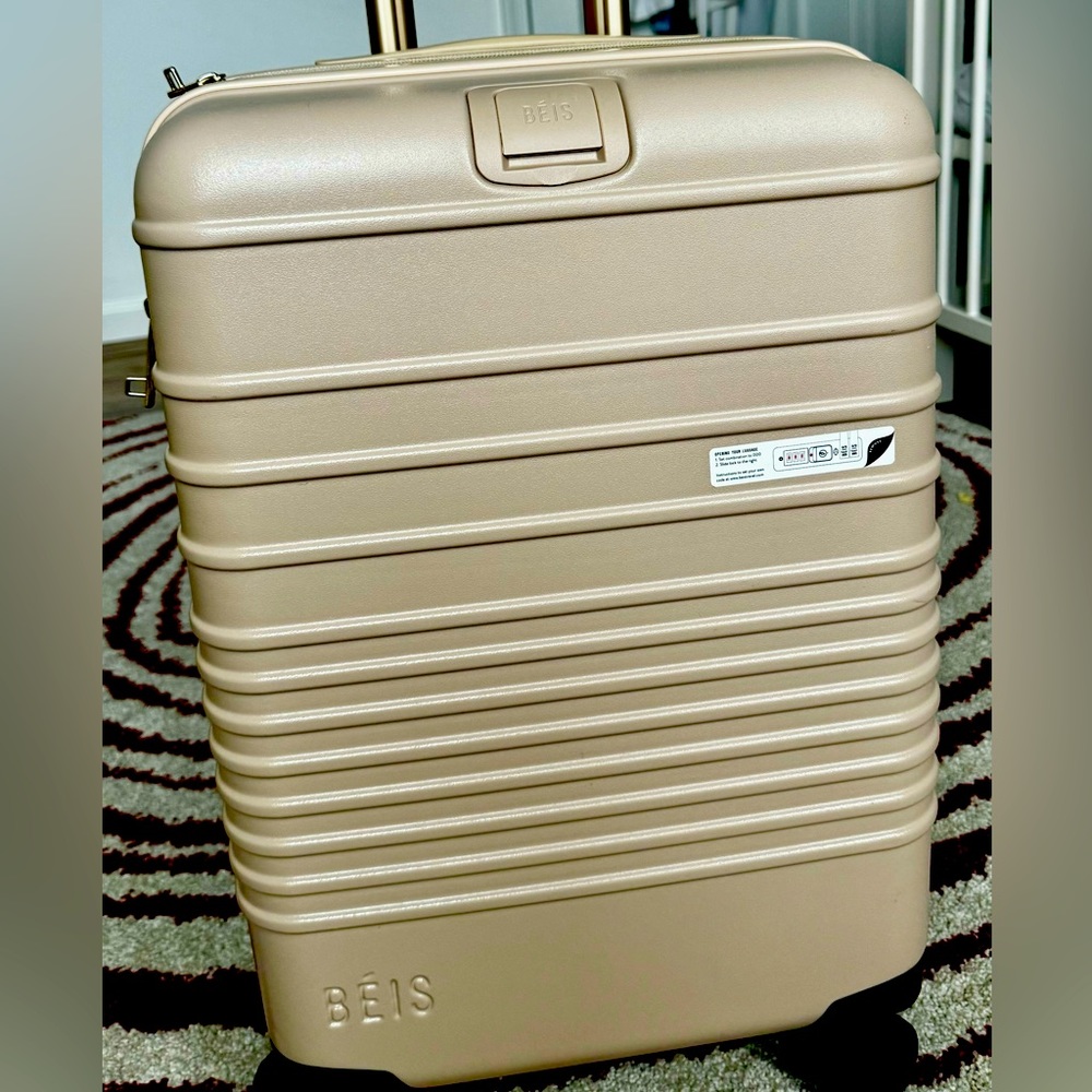 Beis/ The carry-on roller in beige